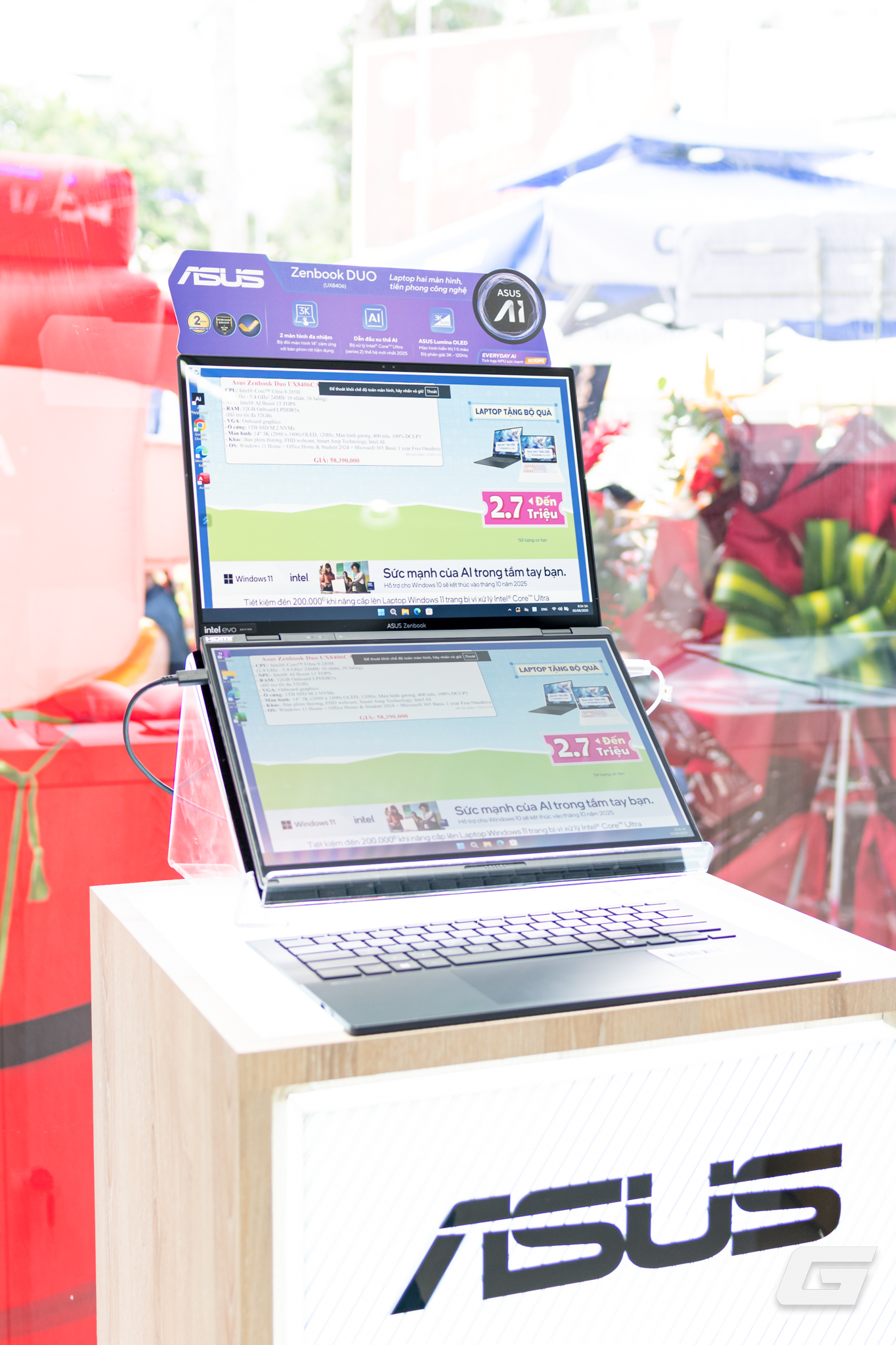 Khách hàng trải nghiệm các tính năng AI tại cửa hàng